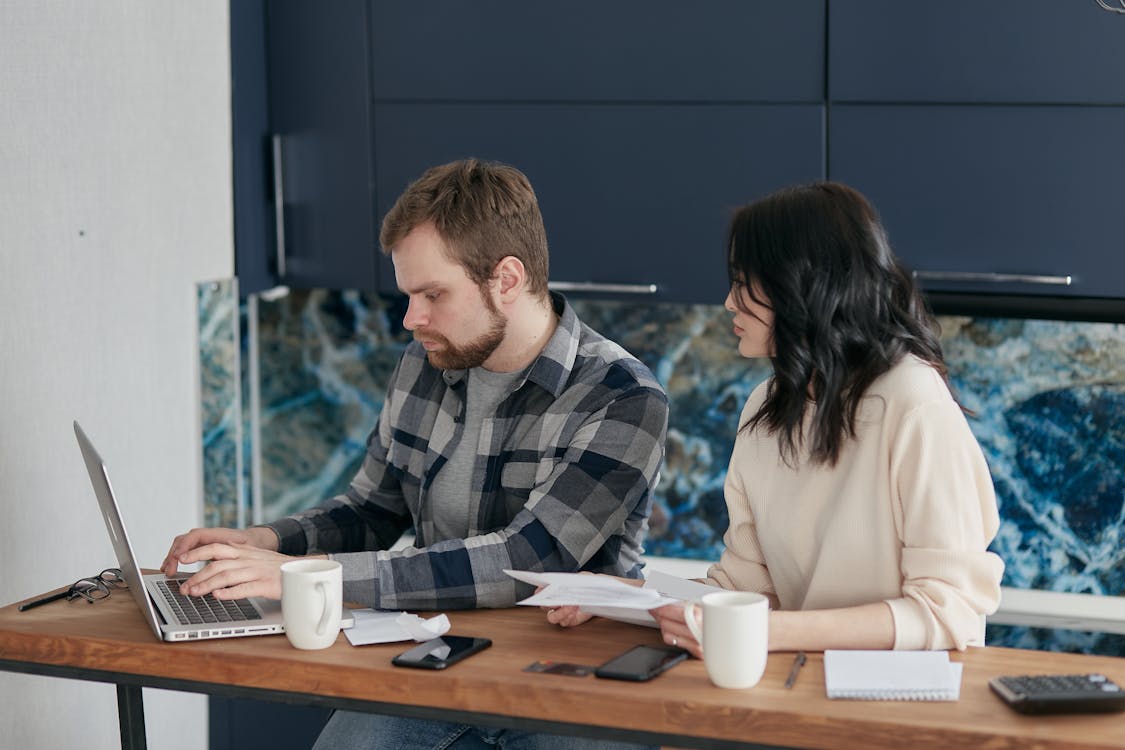 Couple stressé face à leurs finances