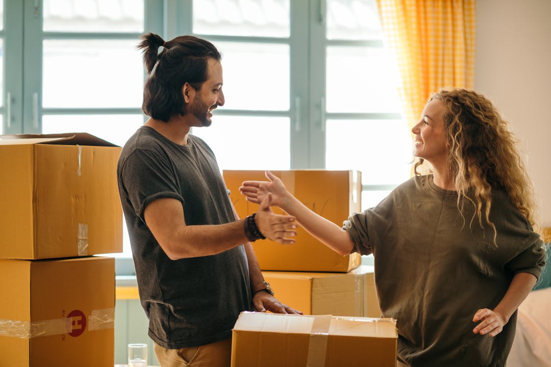 Couple heureux dans leur nouvelle maison